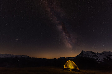 Milchstraße und beleuchtetes Zelt, Sternenhimmel.