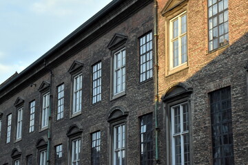 Fototapeta na wymiar Licht und Schatten an einer Hausfassade in Kopenhagen