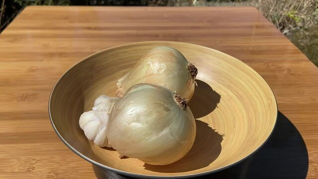 Oignons doux et ail des C&eacute;vennes dans un bol