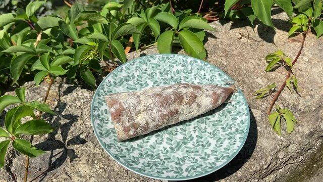 Saucisson sur une assiette