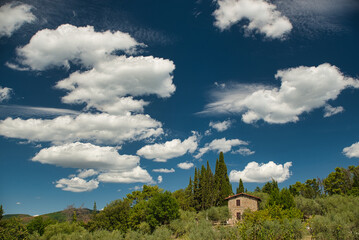Blick in die Toskana unter einem schönen Wolken Himmel bei Greve in Chianti, Florenz, Italien