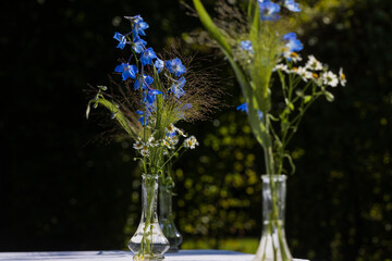 Blumen Strauß mit blauen Rittersporn Blüten, Hochzeitsblumen, Tisch Deko