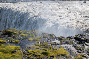 Der Wasserfall Dettifoss im Norden von Island. Der Fluss Jökulsá á Fjöllum stürzt etwa 30 Kilometer vor der Mündung in den Arktischen Ozean, in die bis über 100 Meter tiefe Schlucht Jökulsárgljúfur.