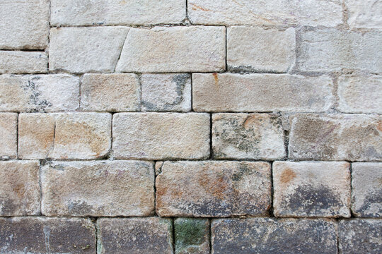 muro de piedra vieja con textura, colores oscuros y ocres de iglesia medieval
