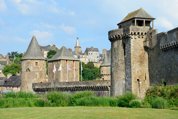 Vue sur la ville de Fougères (35) et son château – A view over Fougères city and its castle in...