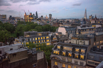 Fototapeta premium Vista nocturna de tejados y edificios en el centro urbano de la ciudad de Londres