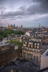 Fototapeta na wymiar Vista aérea de edificios y azoteas en el centro urbano de la ciudad de Londres al anochecer