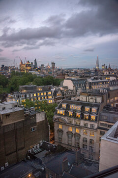 Vista a&eacute;rea de edificios y azoteas en el centro urbano de la ciudad de Londres al anochecer