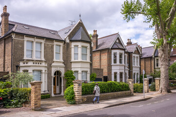 Casas en un barrio residencial de Richmond, Inglaterra - obrazy, fototapety, plakaty