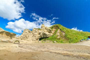 滝瀬海岸くぐり岩と日本海