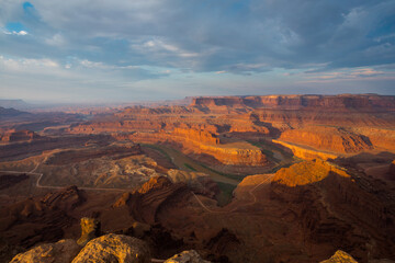Fototapeta na wymiar Beautiful overlook of the Colorado river canyon valley at the Dead Horse Point State Park in Utah