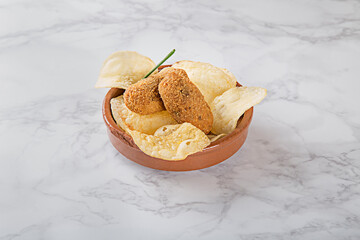 croquetas de jamón ibérico. croquetas de carne. croquetas de pollo. croquetas. patatas fritas,...