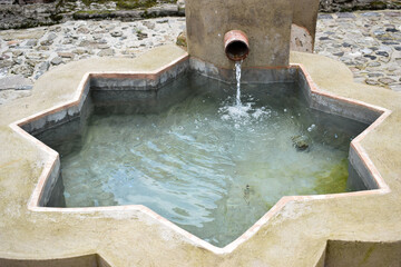 Fuente de piedra, cemento y ladrillo en las ruinas de San Francisco. Antigua Guatemala.