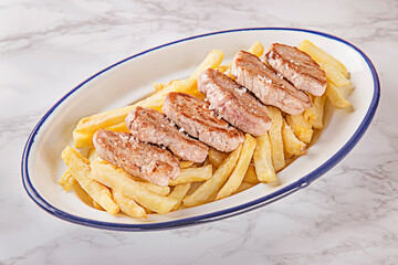  solomillo de cerdo a la parrilla y patatas fritas. tapas, tapas bar, comida casera, comida española