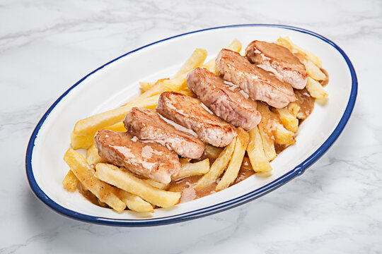 solomillo de cerdo a la parrilla con salsa casera y patatas fritas. tapas, tapas bar, comida casera, comida espa&ntilde;ola
