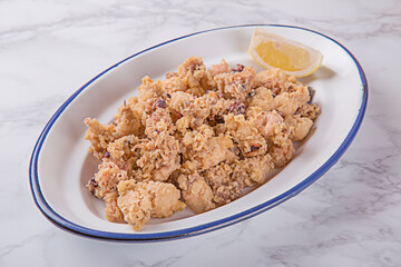 plato de puntillas fritas rebozadas con limón. tapas, tapas bar, racion, comidas española casera
