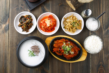 Korean traditional dishes such as seolleongtang and stir-fried spicy pork 한국전통 음식인 설렁탕과 제육볶음