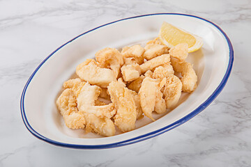 ración de chocos rebozados fritos con limón. tapas, tapas bar, casera, fritura andaluza, española