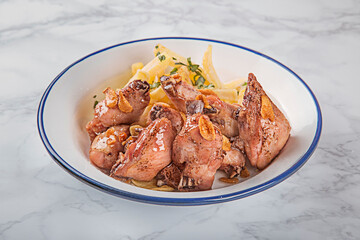 pollo al ajillo con patatas fritas. raciones, tapas, tapas bar