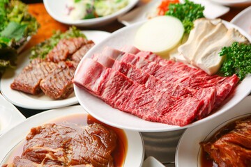 Fototapeta premium It looks delicious. Pork belly, seasoned galbi, meat 먹음직스러운 돼지고기 삼겹살 양념갈비 고기 모듬
