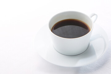 coffee with a white background and a white glass 하얀 배경과 흰 잔의 있는 커피