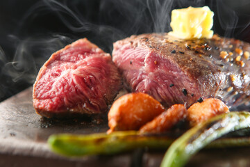 delicious-looking beef cooking on the grill 불판위에서 익어가는 맛있어 보이는 소고기