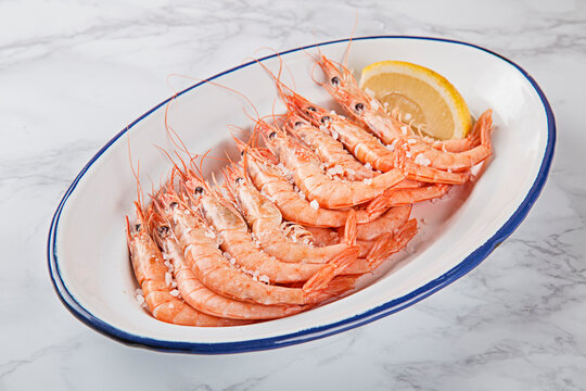 raci&oacute;n de gambas de Huelva cocidas con sal y lim&oacute;n, tapas espa&ntilde;olas, tapas bar