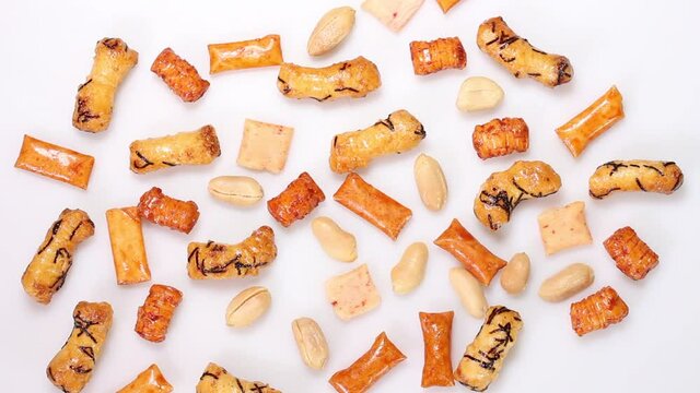 白背景のピーナツとおかき　回転