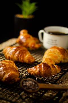 Croissants y caf&eacute; matutino 