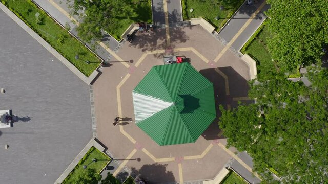 Toma aerea cinematica del parque central de Santa Ana, El Salvador