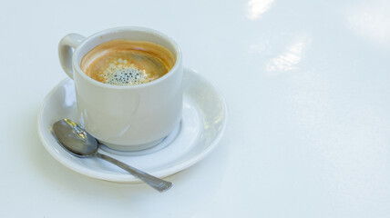 Café allongé avec un espace pour un encart.