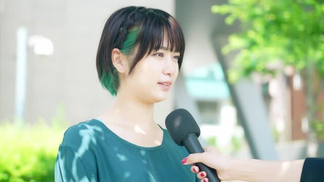 インタビューを受ける女性