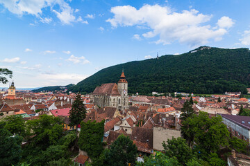 Fototapeta premium ルーマニア トランシルヴァニア地方のブラショフの黒の塔から見える旧市街の街並みと黒の教会とトゥンパ山