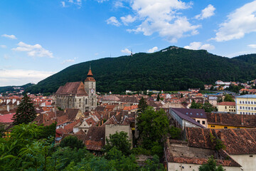 Fototapeta na wymiar ルーマニア　トランシルヴァニア地方のブラショフの黒の塔から見える旧市街の街並みと黒の教会とトゥンパ山