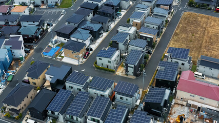 ソーラーパネルの設置された住宅地　空撮