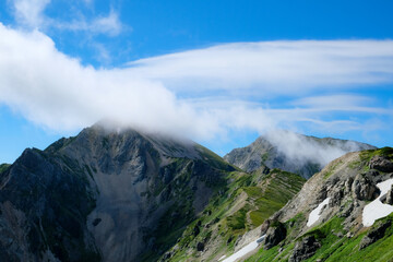 山肌を流れる雲