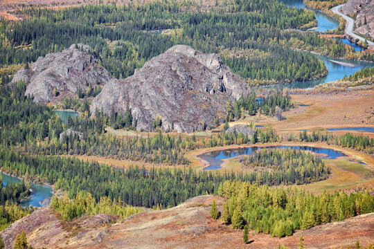 Autumn highland landscape. Altai river Chuya surrounded by mountains. Altai, Russia.