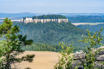 Wandern im Nationalpark  Sächsische Schweiz Pfaffenstein im Elbsandsteingebirge mit Blick zur...