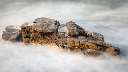 Les vagues et les roches