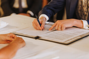 Bräutigam unterschriebt am Tag der Hochzeit Unterschrift 