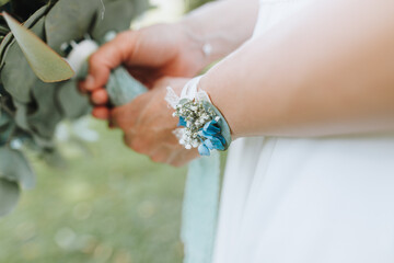 Armband aus Blumen am tag der Hochzeit getragen von der Braut