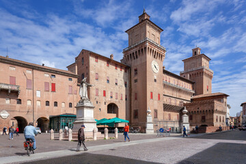 Ferrara. Corso Martiri della Libertà con monumento a G. Savonarola e Castello Estense.