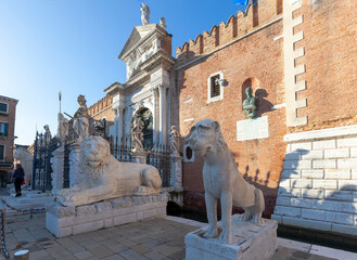 Venezia. Facciata dell' Arsenale con Leoni in pietra