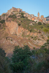 Fototapeta na wymiar Caccamo, Palermo. Il Castello e la chiesa di San Giorgio sul margine roccioso della valle