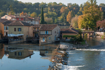 Fototapeta na wymiar Borghetto di Valeggio Mincio. Verona. I mulini sul fiume con cascata e bosco in autunno.