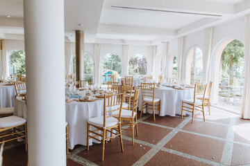 Location für eine Hochzeit gedeckt durch einen Ausstatter 