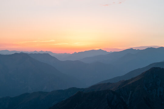Coucher de soleil brumeux sur les Alpes