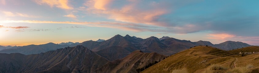 Fototapeta na wymiar Panorama sur les sommets alpins