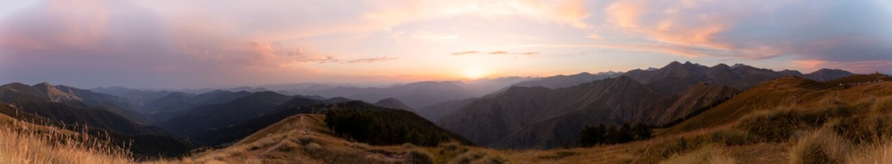 Naklejka na ściany i meble Panorama coucher de soleil dans les Alpes