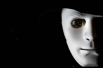 Anonymous careta blanca ojo con moneda de bitcoin con capucha y fondo negro. Hombre Anonymous...